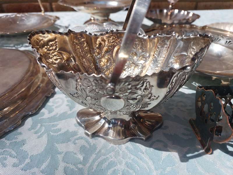 AN ANTIQUE JOBLOT SLIVER PLATED AND EPNS SERVING UTENSILS