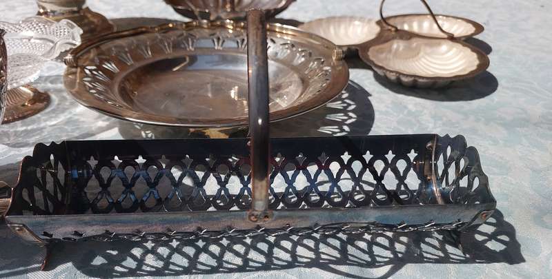 AN ANTIQUE JOBLOT SLIVER PLATED AND EPNS SERVING UTENSILS