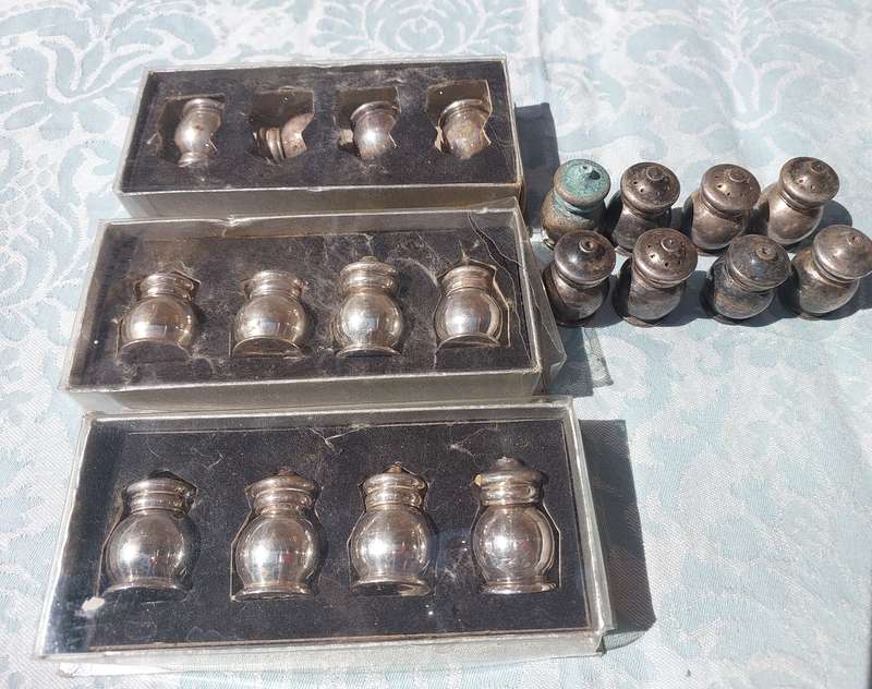 A VINTAGE JOBLOT COLLECTION OF SALT AND PEPPER DISPENSERS