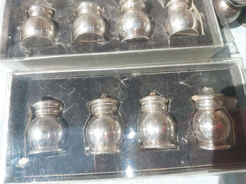 A VINTAGE JOBLOT COLLECTION OF SALT AND PEPPER DISPENSERS
