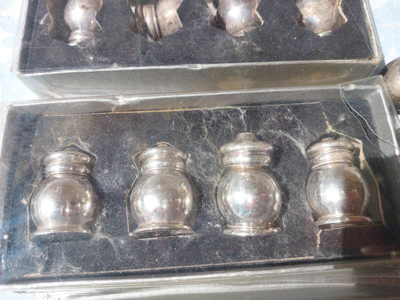 A VINTAGE JOBLOT COLLECTION OF SALT AND PEPPER DISPENSERS
