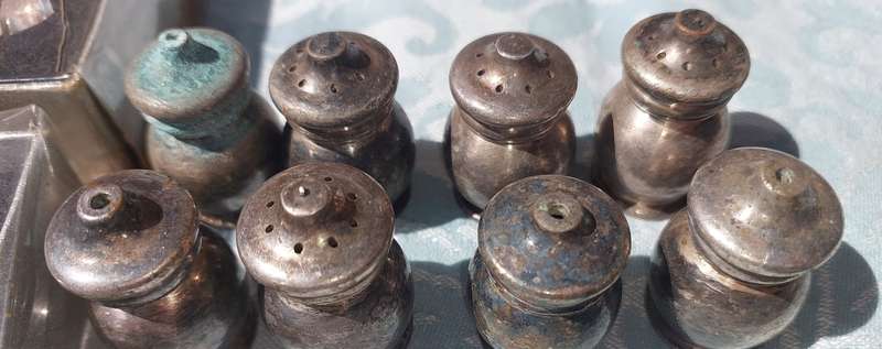 A VINTAGE JOBLOT COLLECTION OF SALT AND PEPPER DISPENSERS