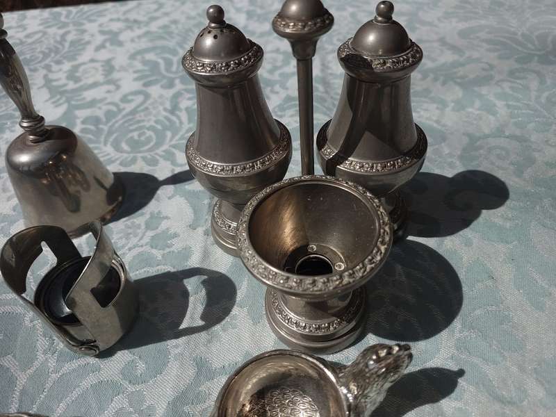 AN ANTIQUE COLLECTION KITCHEN UTENSILS SOLD AS IS