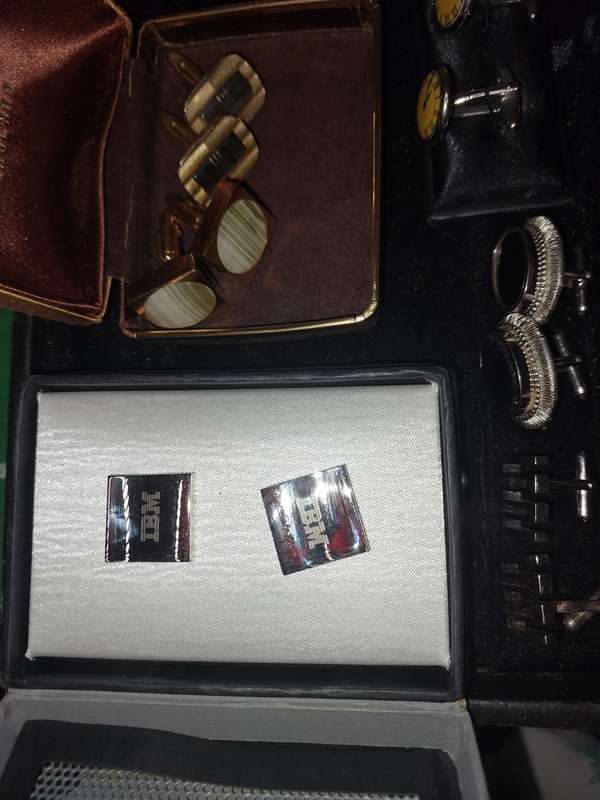 A RETIRED EXECUTIVES CUFFLINKS
