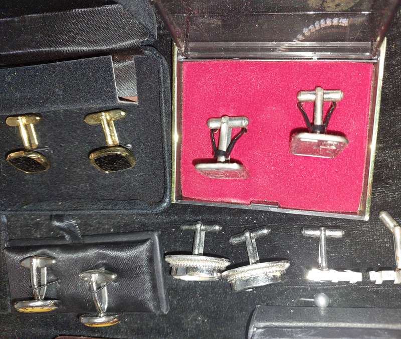 A RETIRED EXECUTIVES CUFFLINKS