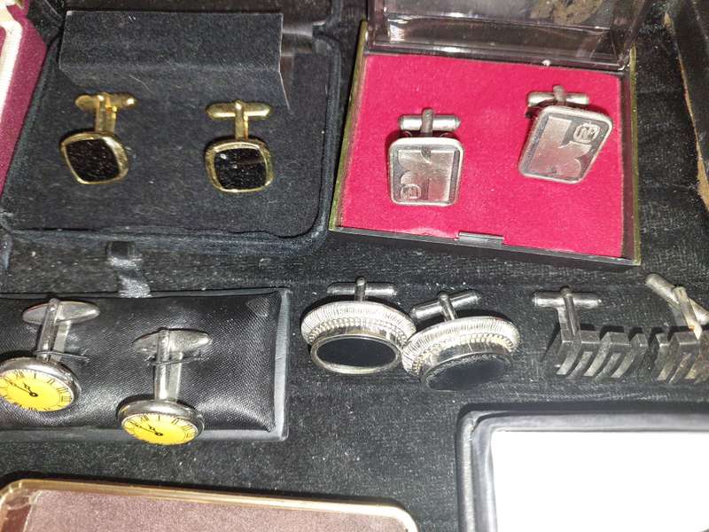 A RETIRED EXECUTIVES CUFFLINKS
