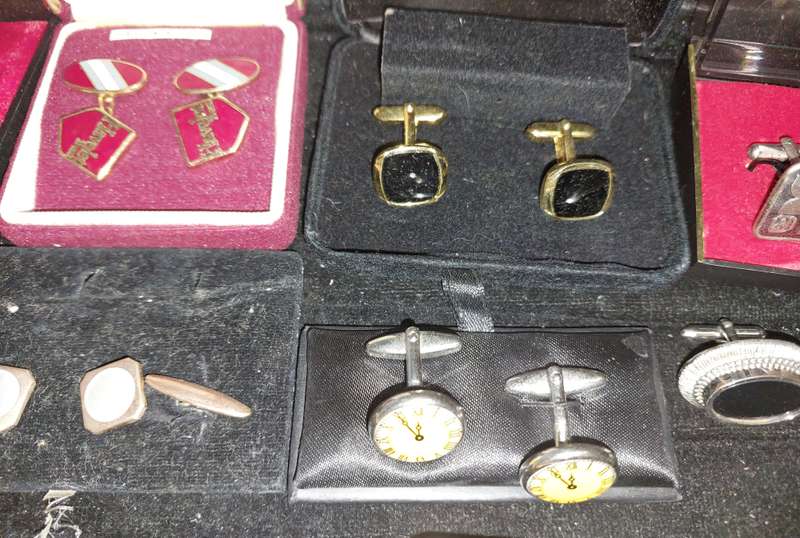 A RETIRED EXECUTIVES CUFFLINKS