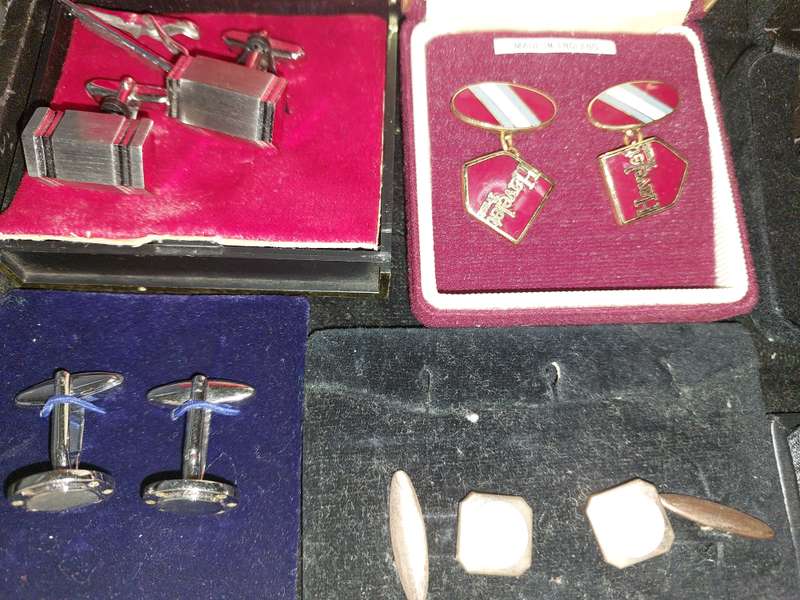 A RETIRED EXECUTIVES CUFFLINKS