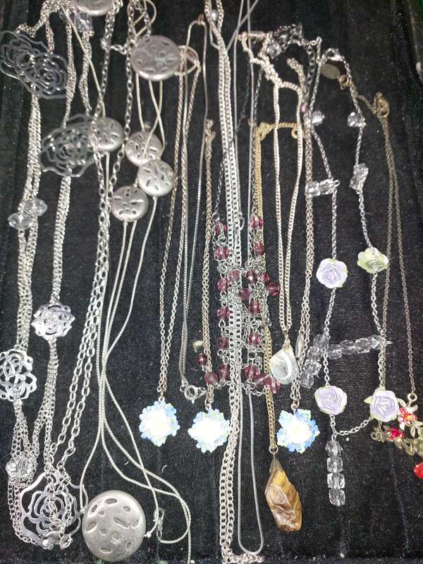 A COLLECTION OF FASHION COSTUME NECKLACES