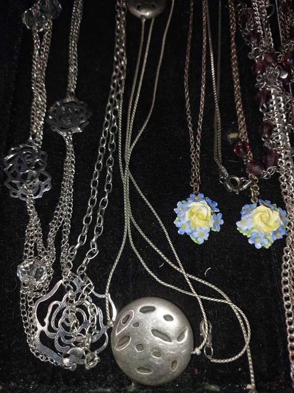 A COLLECTION OF FASHION COSTUME NECKLACES