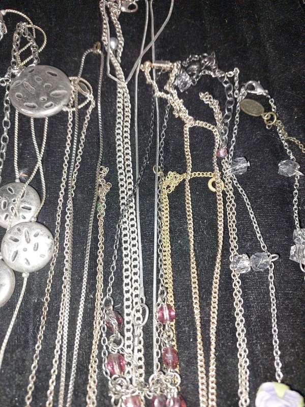 A COLLECTION OF FASHION COSTUME NECKLACES