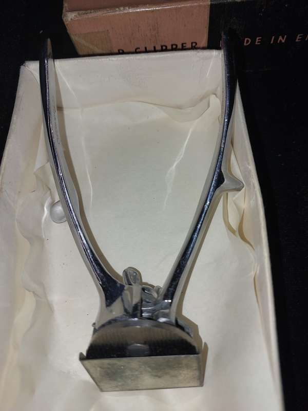 A VINTAGE SET OF VANITY TOOLS SOLD AS IS