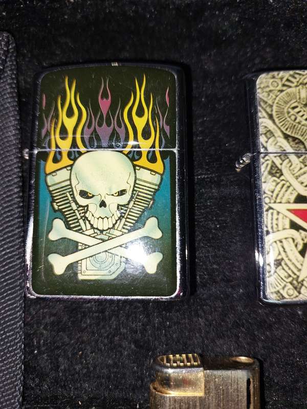 A VINTAGE AND ANTIQUE COLLECTION OF CIGARETTE LIGHTERS