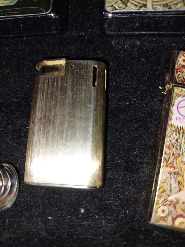 A VINTAGE AND ANTIQUE COLLECTION OF CIGARETTE LIGHTERS