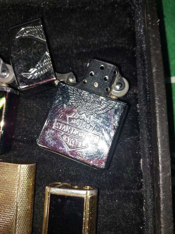 A VINTAGE AND ANTIQUE COLLECTION OF CIGARETTE LIGHTERS