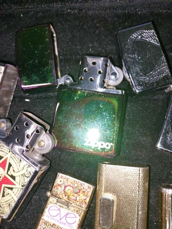 A VINTAGE AND ANTIQUE COLLECTION OF CIGARETTE LIGHTERS