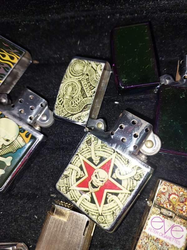 A VINTAGE AND ANTIQUE COLLECTION OF CIGARETTE LIGHTERS