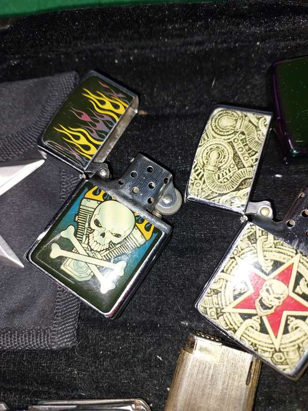 A VINTAGE AND ANTIQUE COLLECTION OF CIGARETTE LIGHTERS