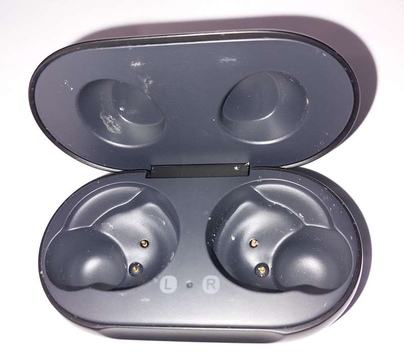 A SAMSUNG EARPHONE CHARGER