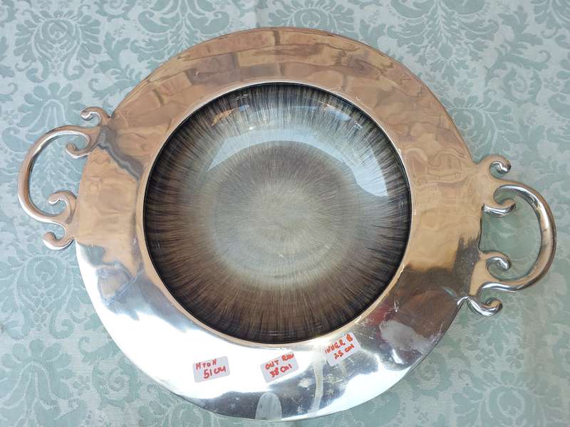 A BEAUTIFUL ART DECOR ROUND WITH LACQUERED INNER BOWL ALUMINIUM ALLOY SERVING TRAY SOLD AS IS