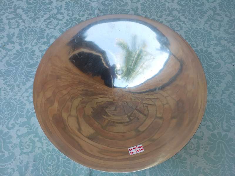A 42-CENTIMETER DIAMETER ROUND ART DECOR SERVING TRAY