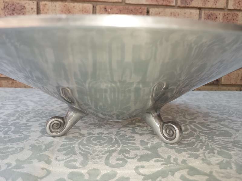 A 42-CENTIMETER DIAMETER ROUND ART DECOR SERVING TRAY