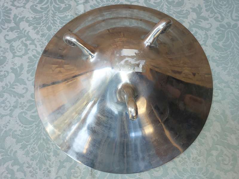 A 42-CENTIMETER DIAMETER ROUND ART DECOR SERVING TRAY
