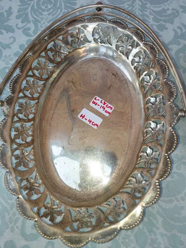 A COLLECTION OF VINTAGE AND ANTIQUE EPNS AND SILVER PLATED BASKET TRAYS