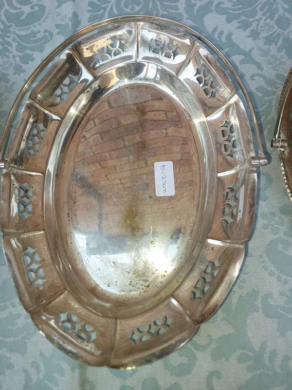 A COLLECTION OF VINTAGE AND ANTIQUE EPNS AND SILVER PLATED BASKET TRAYS