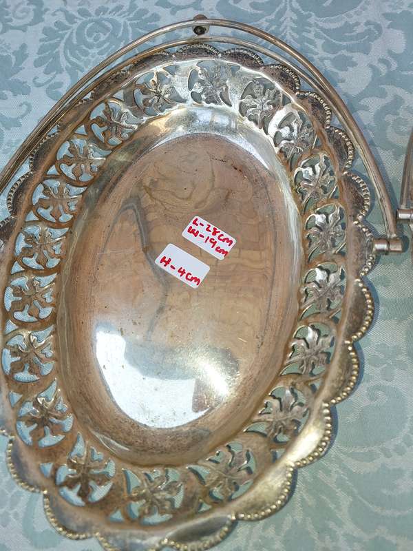 A COLLECTION OF VINTAGE AND ANTIQUE EPNS AND SILVER PLATED BASKET TRAYS