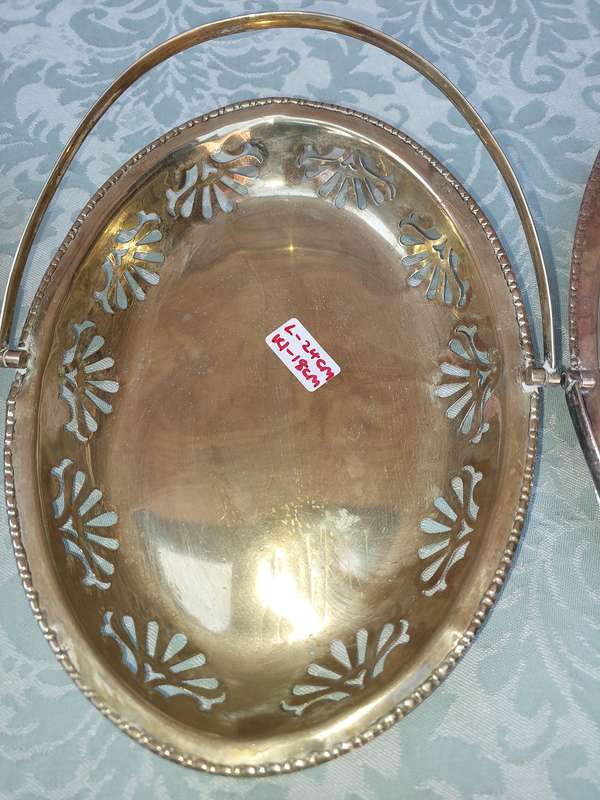 A COLLECTION OF VINTAGE AND ANTIQUE EPNS AND SILVER PLATED BASKET TRAYS