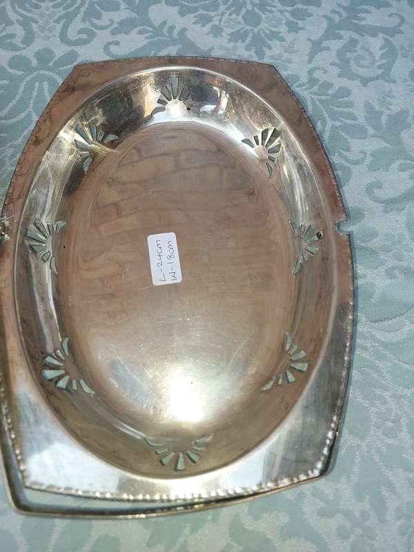 A COLLECTION OF VINTAGE AND ANTIQUE EPNS AND SILVER PLATED BASKET TRAYS