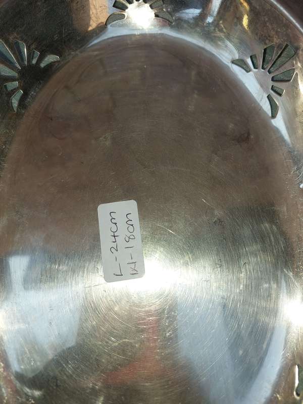 A COLLECTION OF VINTAGE AND ANTIQUE EPNS AND SILVER PLATED BASKET TRAYS