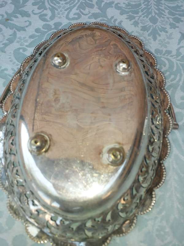 A COLLECTION OF VINTAGE AND ANTIQUE EPNS AND SILVER PLATED BASKET TRAYS