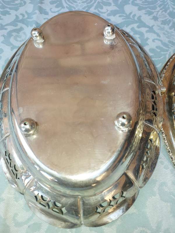 A COLLECTION OF VINTAGE AND ANTIQUE EPNS AND SILVER PLATED BASKET TRAYS