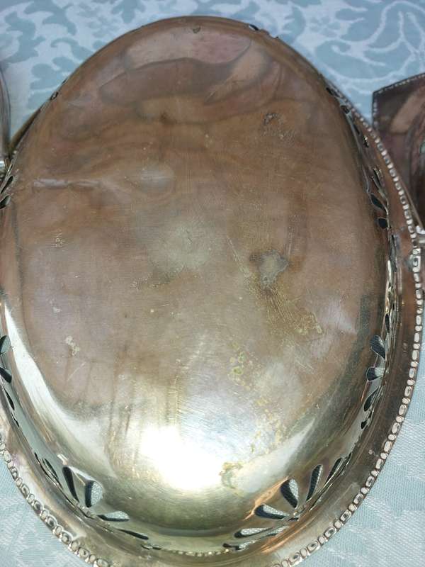 A COLLECTION OF VINTAGE AND ANTIQUE EPNS AND SILVER PLATED BASKET TRAYS
