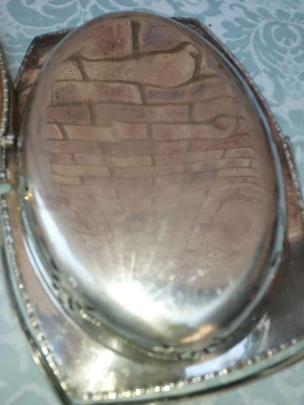 A COLLECTION OF VINTAGE AND ANTIQUE EPNS AND SILVER PLATED BASKET TRAYS