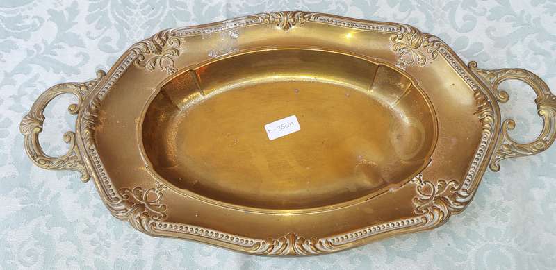 AN ANTIQUE VICTORIAN BRASS SERVING TRAY