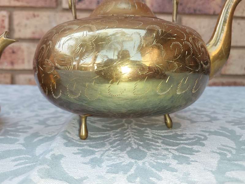 A SET OF BRASS ART DECOR KETTLES WITH AN ASIAN DESIGN