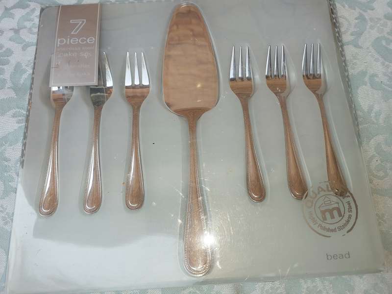 A STAINLESS STEEL CAKE CUTLERY SET SOLD AS IS
