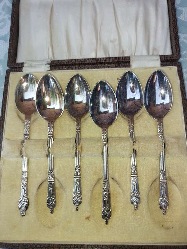 ANTIQUE SET TEASPOONS SOLD AS IS
