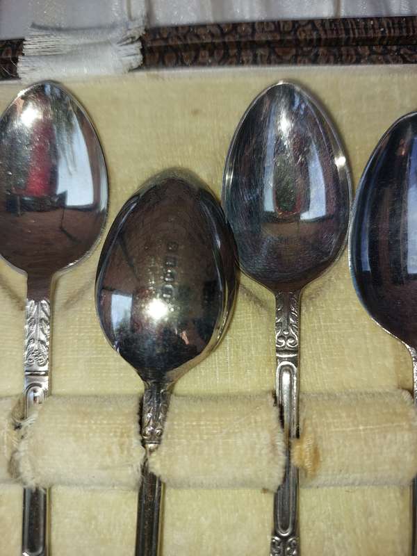 ANTIQUE SET TEASPOONS SOLD AS IS