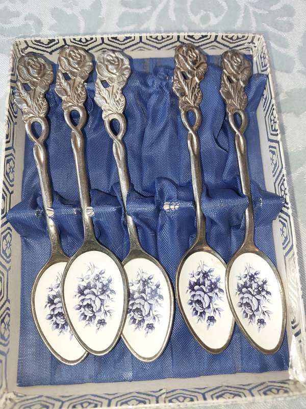 AN ANTIQUE SET DELFT TEASPOONS