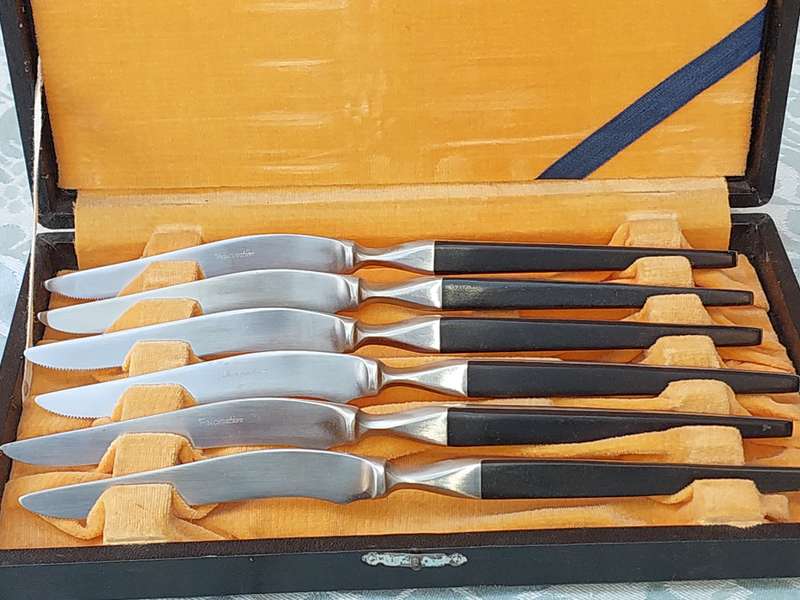 AN ART DECOR SET OF FASCINATION STEAK KNIVES