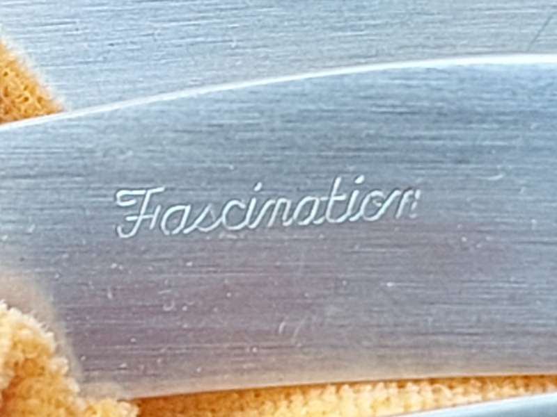 AN ART DECOR SET OF FASCINATION STEAK KNIVES