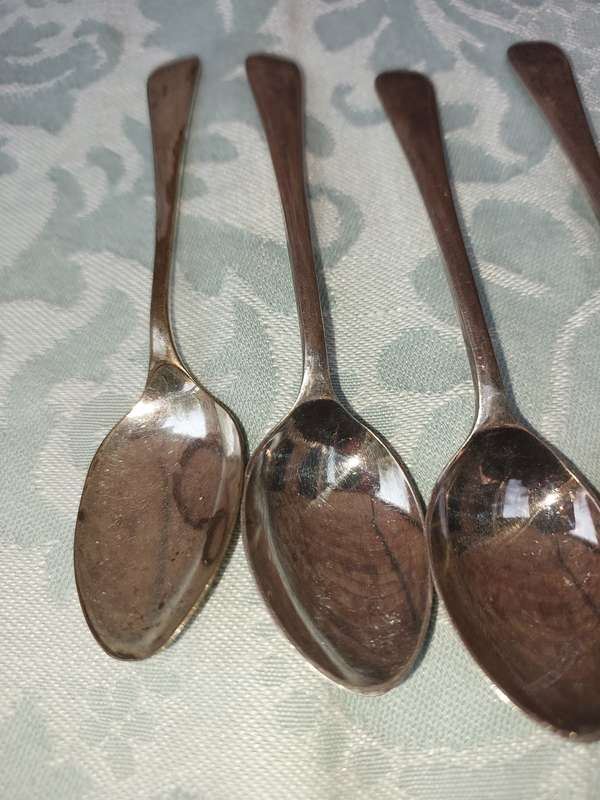 A VINTAGE COLLECTION OF TEASPOONS SOLD AS IS