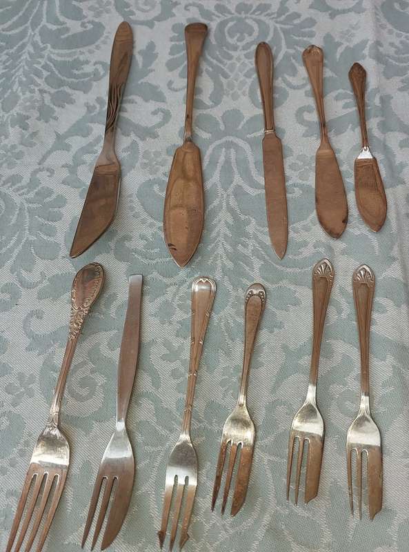 A COLLECTION OF MIXED CUTLERY SOLD AS IS