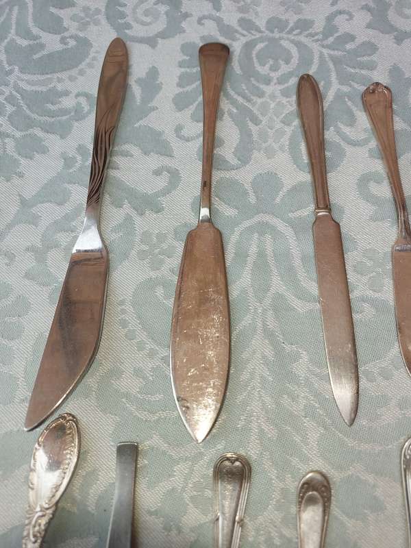 A COLLECTION OF MIXED CUTLERY SOLD AS IS