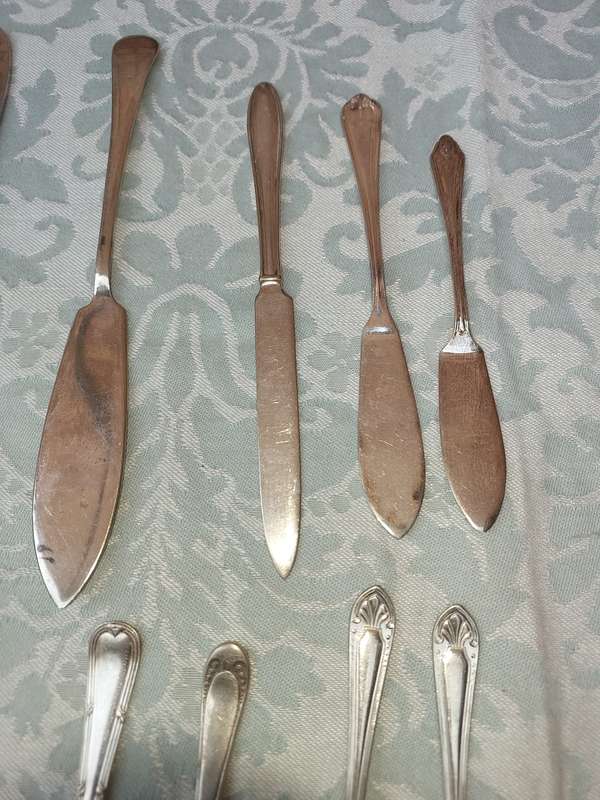 A COLLECTION OF MIXED CUTLERY SOLD AS IS