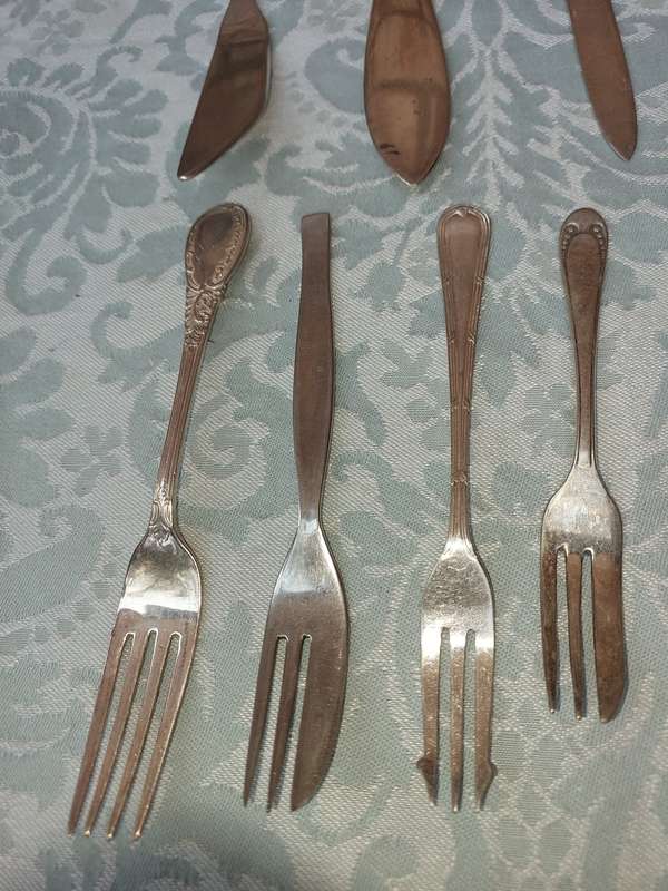 A COLLECTION OF MIXED CUTLERY SOLD AS IS